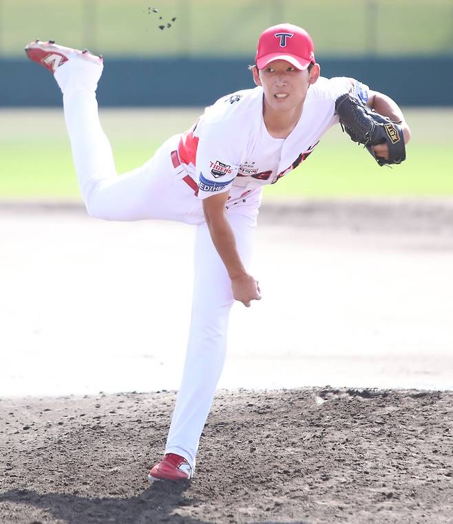 'FA 미아' 손아섭 자리 아직 남아있다…'보상선수 지명' 한화의 선택은 외야수 아닌 투수였다