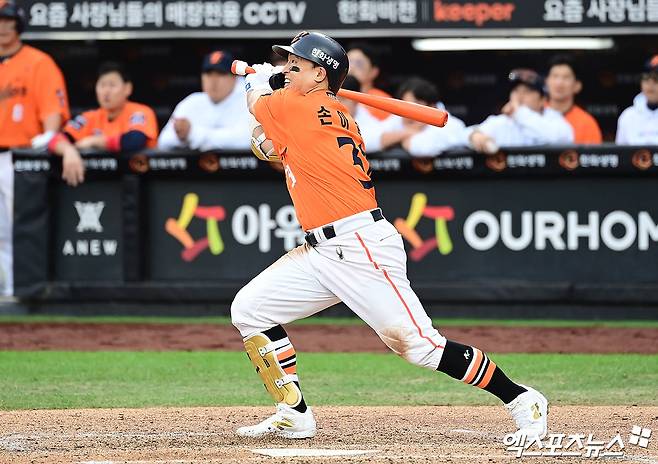 'FA 미아' 손아섭 자리 아직 남아있다…'보상선수 지명' 한화의 선택은 외야수 아닌 투수였다