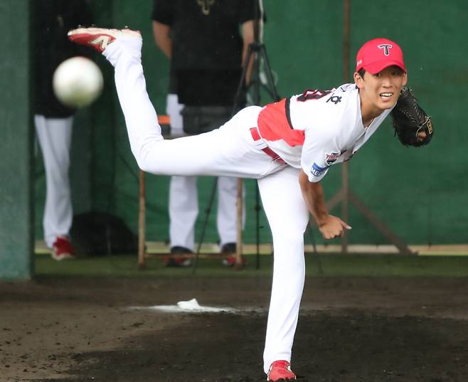 한화, '제2의 정우주'로 찍었다…KIA가 美 유학까지 보냈던 유망주 왜 데려왔나