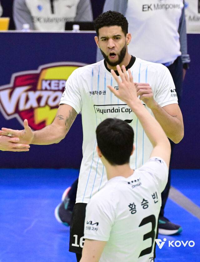 '와 실화냐' 범실 38개인데 1위팀 어떻게 이기나, 프랑스 명장 고개 숙였다