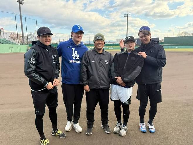 야마모토는 왜 이렇게 한국인을 좋아하나…다저스 159km 유망주 직접 챙긴 따뜻한 선배