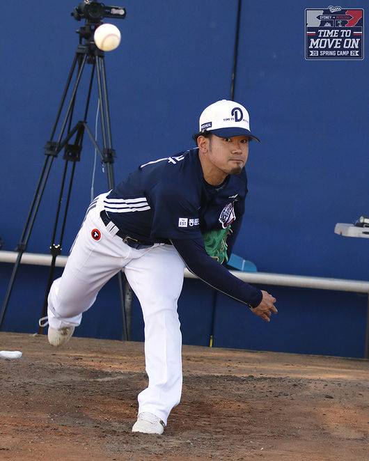 “던지는 공마다 스트라이크” 단 2.8억에 이런 투수를 품다니, 두산 亞쿼터 대박 예감→코치+포수 모두 홀딱 반했다