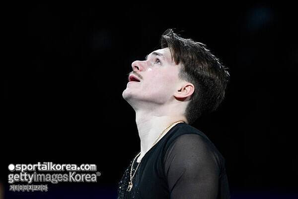 끝내 답 오지 않은 '괜찮으세요?'…비행기 사고로 부모 잃은 피겨 천재, 1년 만에 아픔 딛고 미국 대표로 출전