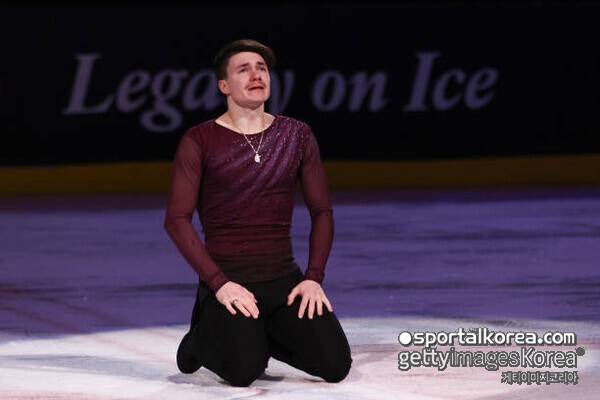 끝내 답 오지 않은 '괜찮으세요?'…비행기 사고로 부모 잃은 피겨 천재, 1년 만에 아픔 딛고 미국 대표로 출전