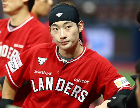 '연봉 미발표' SSG, 99% 끝내고 최지훈 다년계약만 남아...31일 마지노선까지 도장 찍을 수 있나