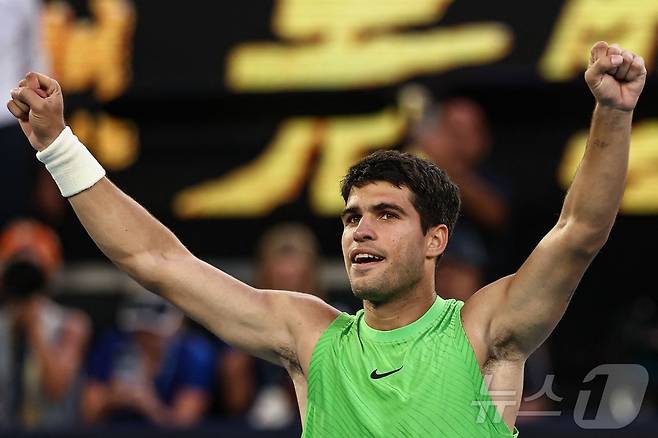 '세계 1위' 알카라스, 혈투 끝에 츠베레프 꺾고 생애 첫 호주오픈 결승행