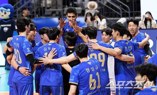 24-19를 못 끝낸다고? 같은편 뒤통수에 스파이크서브까지.. → 꼴찌 삼성화재, 우리카드에 역전패 당하며 4연패 수렁