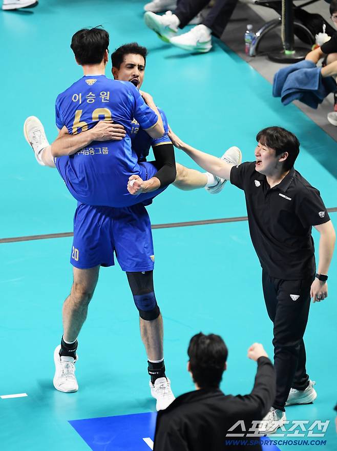 24-19를 못 끝낸다고? 같은편 뒤통수에 스파이크서브까지.. → 꼴찌 삼성화재, 우리카드에 역전패 당하며 4연패 수렁