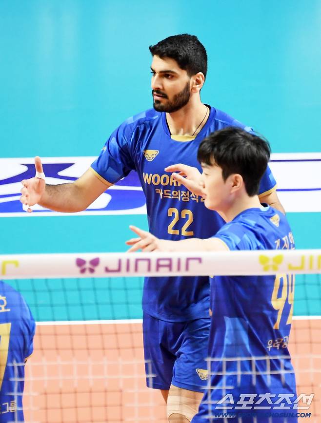 24-19를 못 끝낸다고? 같은편 뒤통수에 스파이크서브까지.. → 꼴찌 삼성화재, 우리카드에 역전패 당하며 4연패 수렁