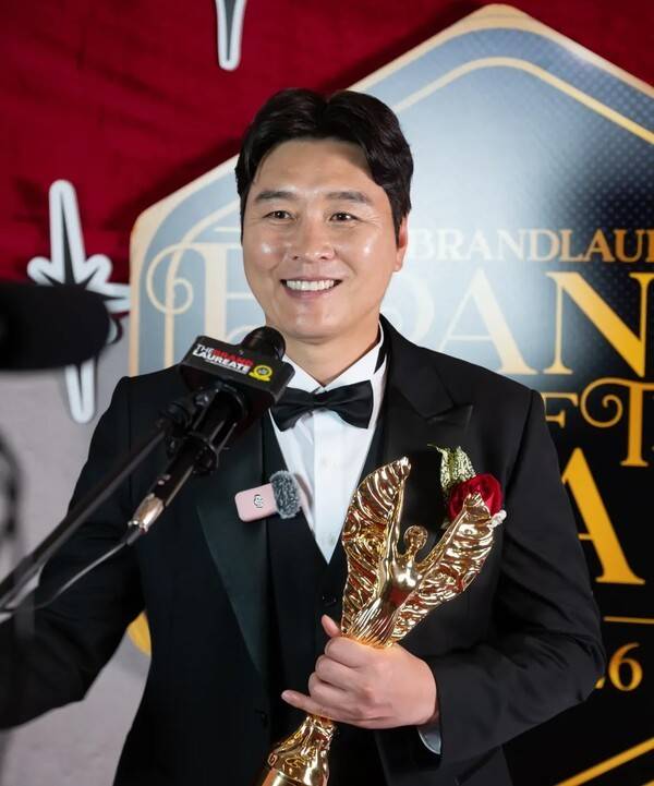 [공식발표] 韓 2호 초대형 경사! 무하마드 알리, 타이거 우즈, 리오넬 메시 등 세계적 인사가 누렸던 영광→이동국, 용인FC 디렉터가 이어받았다