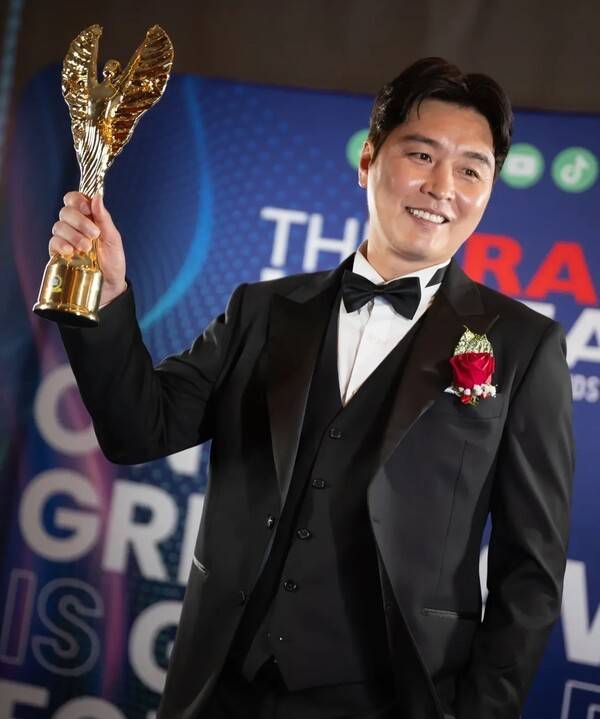 [공식발표] 韓 2호 초대형 경사! 무하마드 알리, 타이거 우즈, 리오넬 메시 등 세계적 인사가 누렸던 영광→이동국, 용인FC 디렉터가 이어받았다