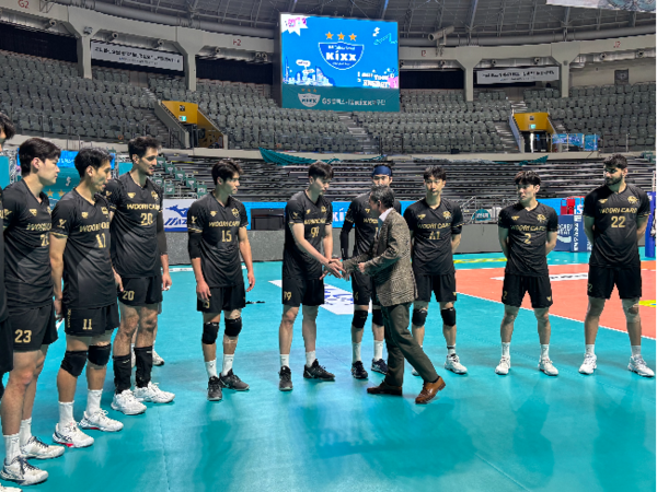 구단주 매직인가… 이제 4위와 7점차, 봄배구 희망 밝힌 우리카드