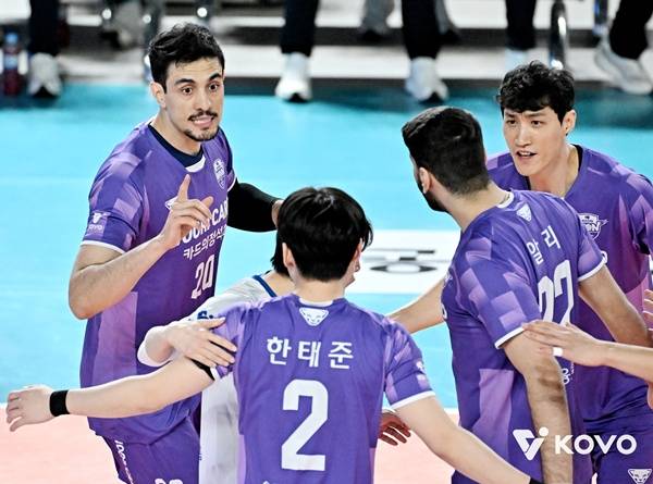 구단주 매직인가… 이제 4위와 7점차, 봄배구 희망 밝힌 우리카드