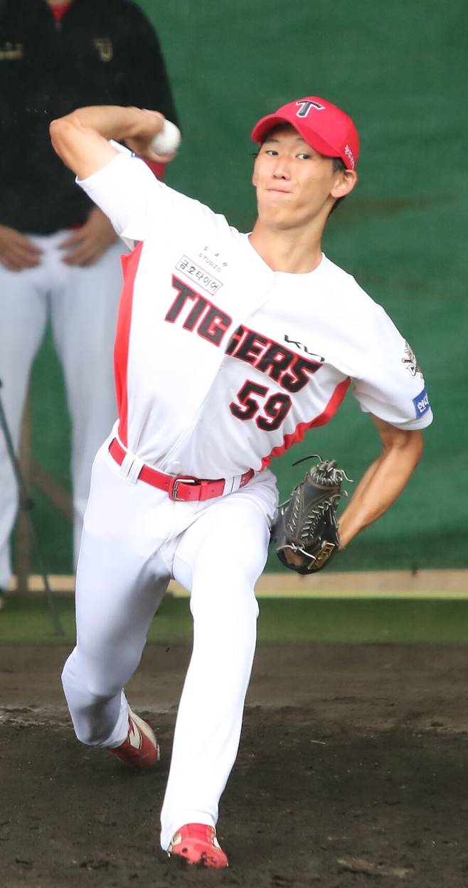 ‘KIA맨’ 김범수, 처음 보는 후배에게