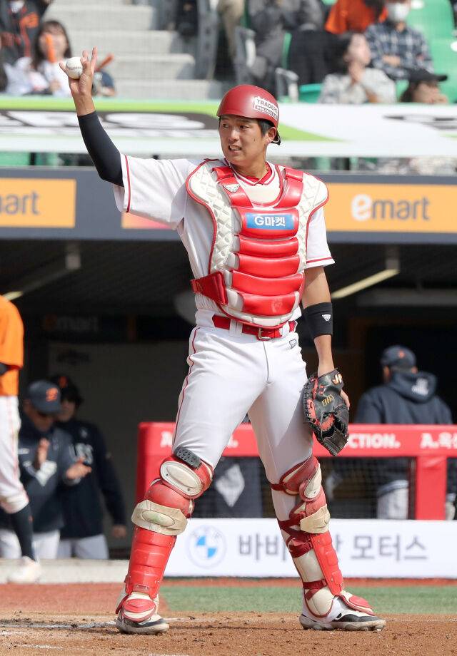 [공식발표] 최지훈 일단 다년계약 아닌 연봉계약 체결…SSG, 2026 연봉 계약 마무리→조형우 데뷔 첫 억대 연봉자 등극