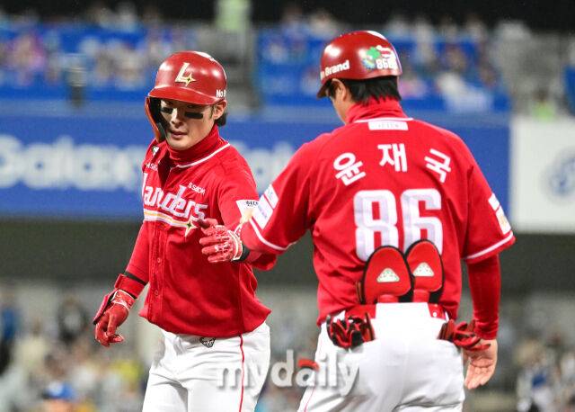 [공식발표] 최지훈 일단 다년계약 아닌 연봉계약 체결…SSG, 2026 연봉 계약 마무리→조형우 데뷔 첫 억대 연봉자 등극