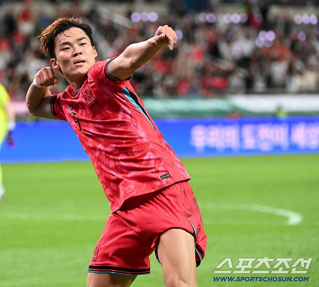 '홍명보호 초대형 호재' 차세대 공격수 오현규, EPL 입성 마지막 희망 살아나...스카이 스포츠