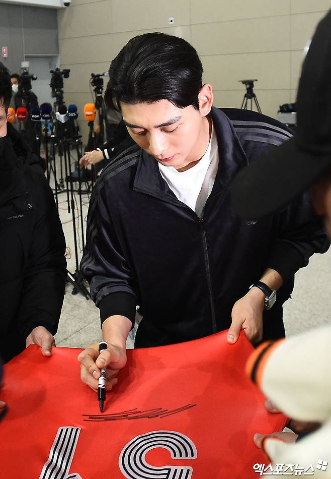 [오피셜] 이정후 우익수 끝내 공식화…