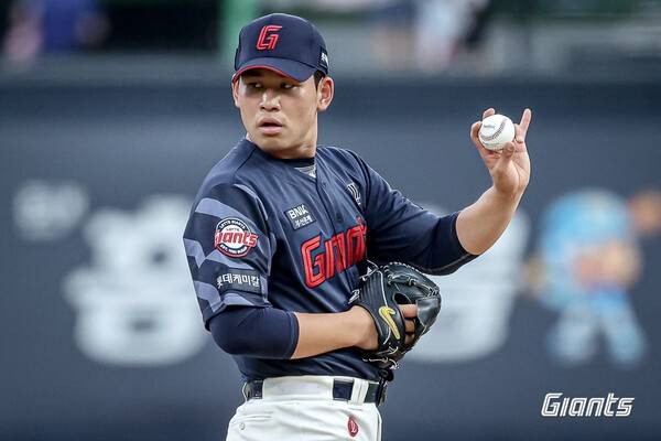 '상무 입대 포기→최악 부진' 롯데 전체 1순위 좌완, 캠프 시작부터 '집중 코칭'…말띠 해 맞아 살아날까