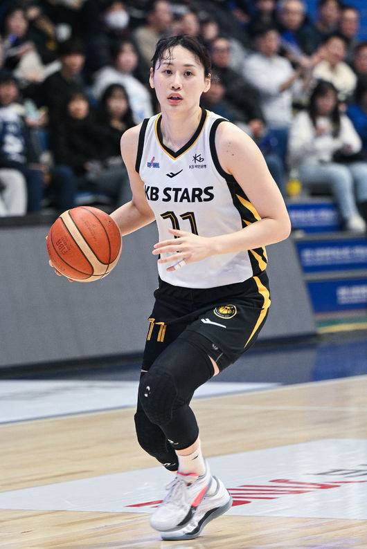 '팔꿈치로 얼굴 가격' 베테랑 강이슬, 막판 U-파울로 '옥에 티' 남겼다...20점 넣고도 아쉬운 마무리