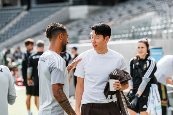 대체 무슨 일? 손흥민, 유니폼 아닌 사복…LAFC 프리시즌 계속 결장 →