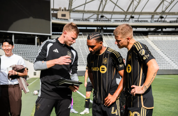 대체 무슨 일? 손흥민, 유니폼 아닌 사복…LAFC 프리시즌 계속 결장 →