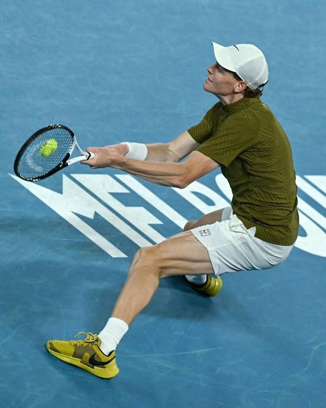 [김경무의 오디세이]  야닉 시너가 '불사조' 조코비치에 패한 이유?