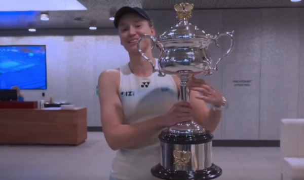 3세트 0-3 열세 뒤집기 드라마...리바키나, 세계 1위 사발렌카 꺾고 호주오픈 첫 정상