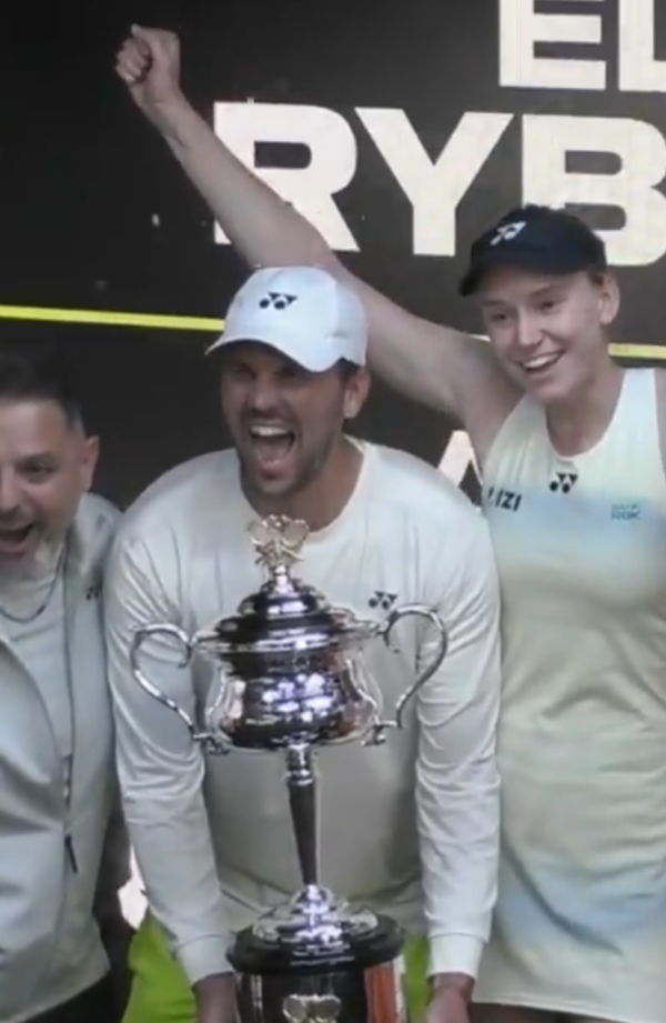 3세트 0-3 열세 뒤집기 드라마...리바키나, 세계 1위 사발렌카 꺾고 호주오픈 첫 정상