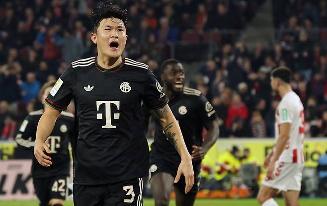 바이에른 왜 이러나? 아욱국전 패배 후 함부르크에도 2-2 무승부...'선발' 김민재, 두차례 결정적 블로킹에도 '최하 평점'