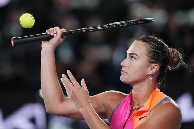 세계 1위를 얼려버린 강서브…‘얼음여왕’ 리바키나, 호주오픈서 웃다