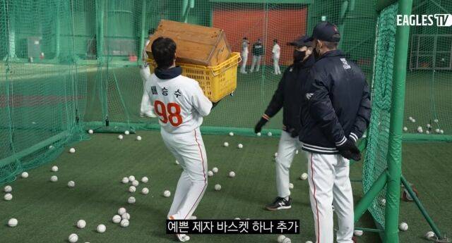 “훈련은 밥 안 넘어갈 정도로…토할 것처럼 해야 돼” 돌아온 김기태, 한화 유망주에게 명언 작렬 ‘역시 타격 전문가’