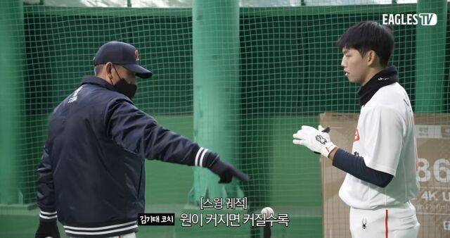 “훈련은 밥 안 넘어갈 정도로…토할 것처럼 해야 돼” 돌아온 김기태, 한화 유망주에게 명언 작렬 ‘역시 타격 전문가’