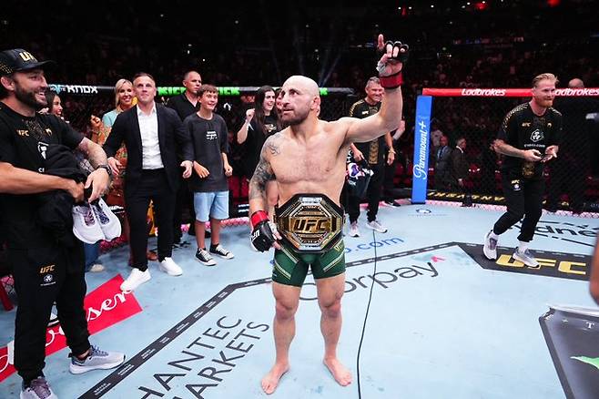 'GOAT' 세계 1위와 랭킹 2위, 무려 이 정도 차이라니... 볼카노프스키 만장일치 판정승 '타이틀 방어 성공'