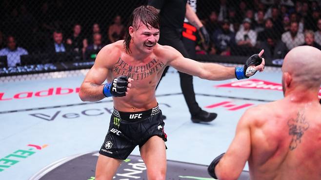 'GOAT' 세계 1위와 랭킹 2위, 무려 이 정도 차이라니... 볼카노프스키 만장일치 판정승 '타이틀 방어 성공'