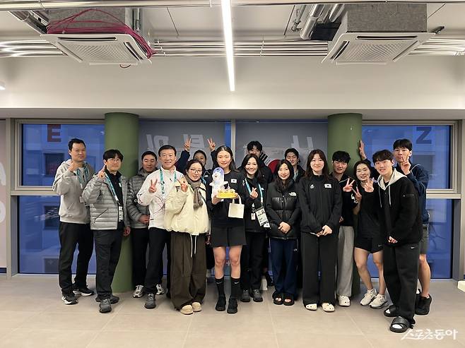 여자쇼트트랙 심석희 밀라노서 생일파티…최민정도 함께 ‘원팀’으로 뭉쳤다
