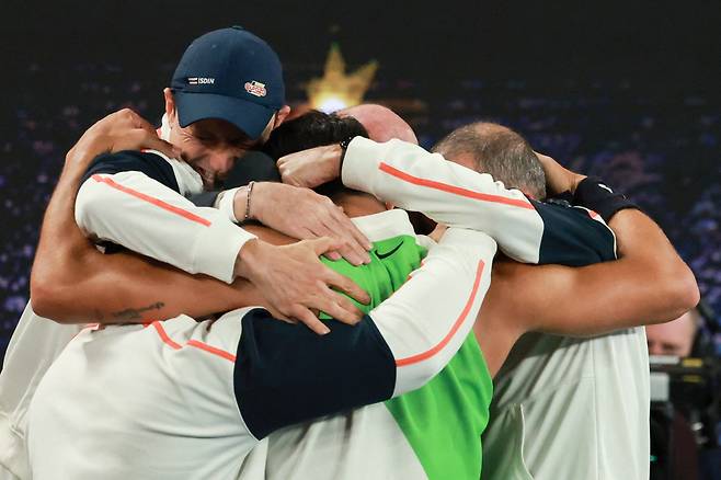 전설 조코비치 꺾고 코트 위에 '벌러덩'…세계 최강 알카라스, 첫 호주오픈 우승→최연소 커리어 그랜드슬램 달성