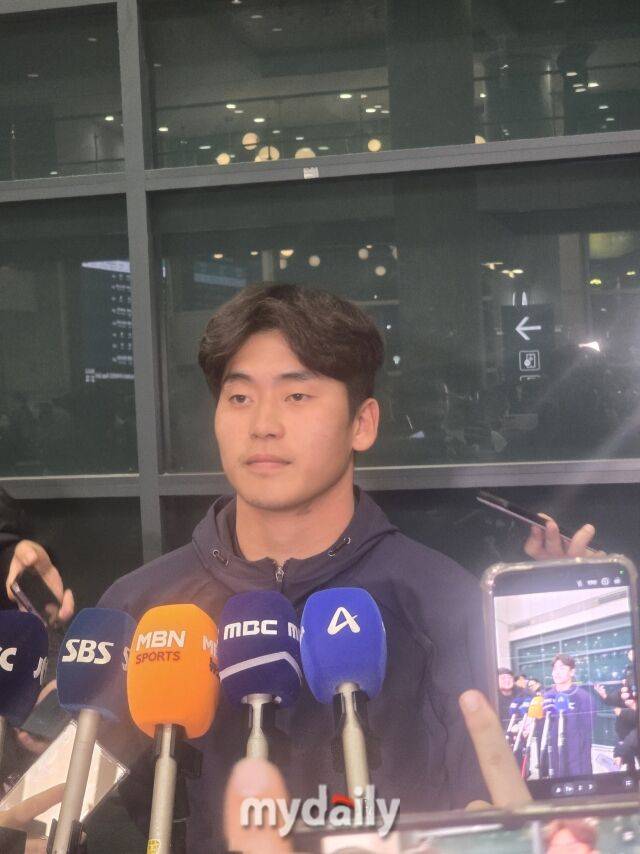 “류현진 선배님의 한 마디가 팁이 됐다…생각을 바꿨다” KBO 최고 마무리가 ‘레전드 선발투수’에게 뭘 배웠나