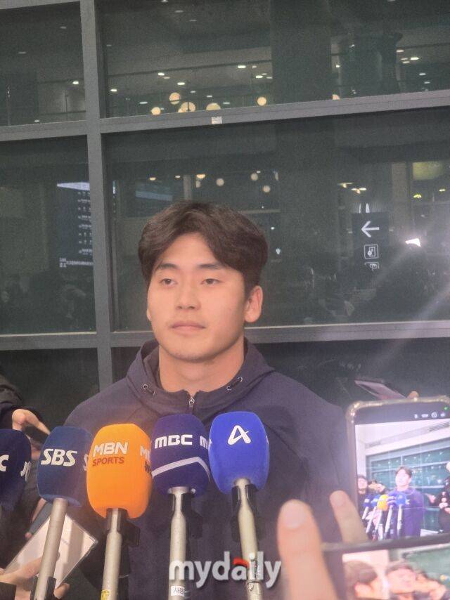 “류현진 선배님의 한 마디가 팁이 됐다…생각을 바꿨다” KBO 최고 마무리가 ‘레전드 선발투수’에게 뭘 배웠나