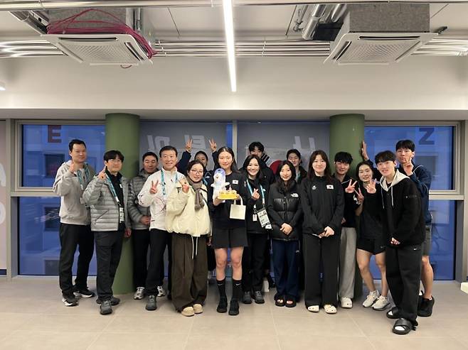 '최민정 박수' 심석희 생일 축하한 쇼트트랙 대표팀, 단순한 생일 파티가 아니었던 이유 '이것이 원 팀'
