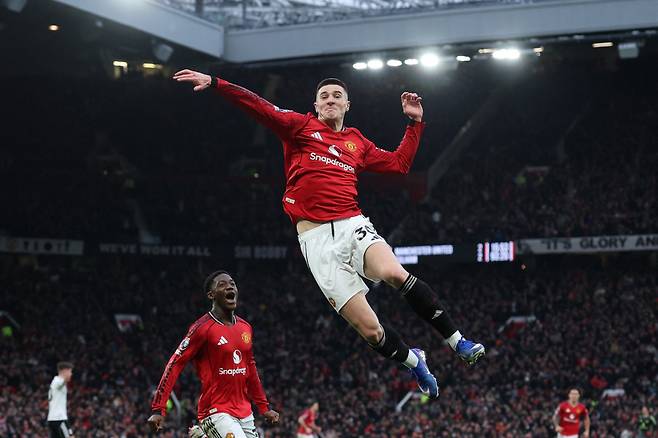 '91분 동점골 실점→94분 결승골' OT 극장 개봉…맨유, '노룩 어시스트' 카세미로 1골 1도움 원맨쇼+세슈코 환상골로 풀럼 3-2 격파, 미친 3연승 질주[EPL 리뷰]