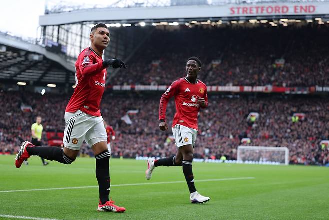 '91분 동점골 실점→94분 결승골' OT 극장 개봉…맨유, '노룩 어시스트' 카세미로 1골 1도움 원맨쇼+세슈코 환상골로 풀럼 3-2 격파, 미친 3연승 질주[EPL 리뷰]