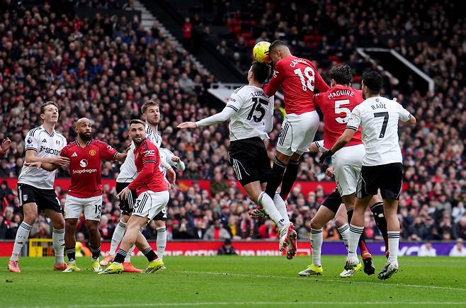 '91분 동점골 실점→94분 결승골' OT 극장 개봉…맨유, '노룩 어시스트' 카세미로 1골 1도움 원맨쇼+세슈코 환상골로 풀럼 3-2 격파, 미친 3연승 질주[EPL 리뷰]