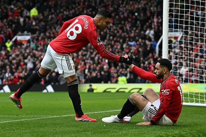 '91분 동점골 실점→94분 결승골' OT 극장 개봉…맨유, '노룩 어시스트' 카세미로 1골 1도움 원맨쇼+세슈코 환상골로 풀럼 3-2 격파, 미친 3연승 질주[EPL 리뷰]