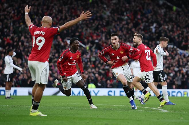 '91분 동점골 실점→94분 결승골' OT 극장 개봉…맨유, '노룩 어시스트' 카세미로 1골 1도움 원맨쇼+세슈코 환상골로 풀럼 3-2 격파, 미친 3연승 질주[EPL 리뷰]