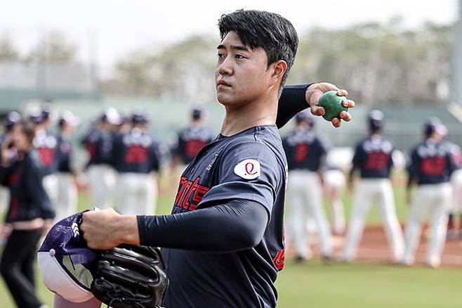 투구 도중 손 떠는 모습 중계 카메라에 잡혔던 ‘157km 광속구’ 롯데 윤성빈, 즉전감으로 1군 스캠 가다
