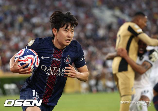 '이강인, 교체로 초특급 활약' PSG, '하키미 퇴장'에도 스트라스부르에 2-1 승리...리그 선두 탈환