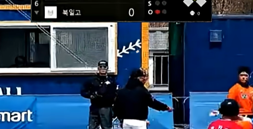 교체 지시한 감독에게 공 '툭'...박준현