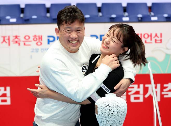 '엄마 선수' 임경진, 가족의 힘으로 이룬 생애 첫 프로당구 우승