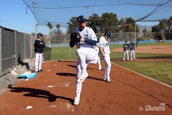 국대 포수도 '처음 보는 투심'이라니…진짜 '페디·하트' 넘는 에이스 탄생? NC 테일러, 첫 불펜 피칭서 '최고 146km' 기록